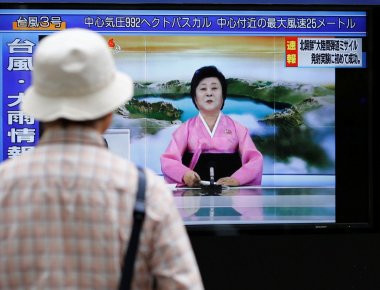 «Έσπασε» το διαδίκτυο η «εθνική παρουσιάστρια» της Βορείου Κορέας - Ποια είναι; (φωτό, βίντεο)